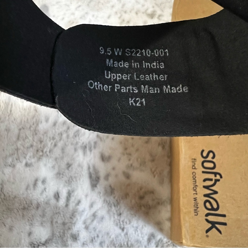 NIB SoftWalk Black Leather Kisi Sandals Slip-On Thongs sz 9.5 Wide - Picture 12 of 14